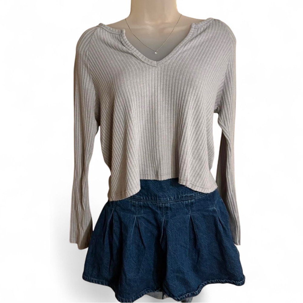 Lulu's Ribbed V-Neck Sweatshirt - Cream